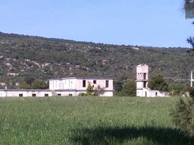Mentre in lontananza verso le pendici delle Murge tarantine scorgiamo altre strutture abbandonate facenti sempre parte della base